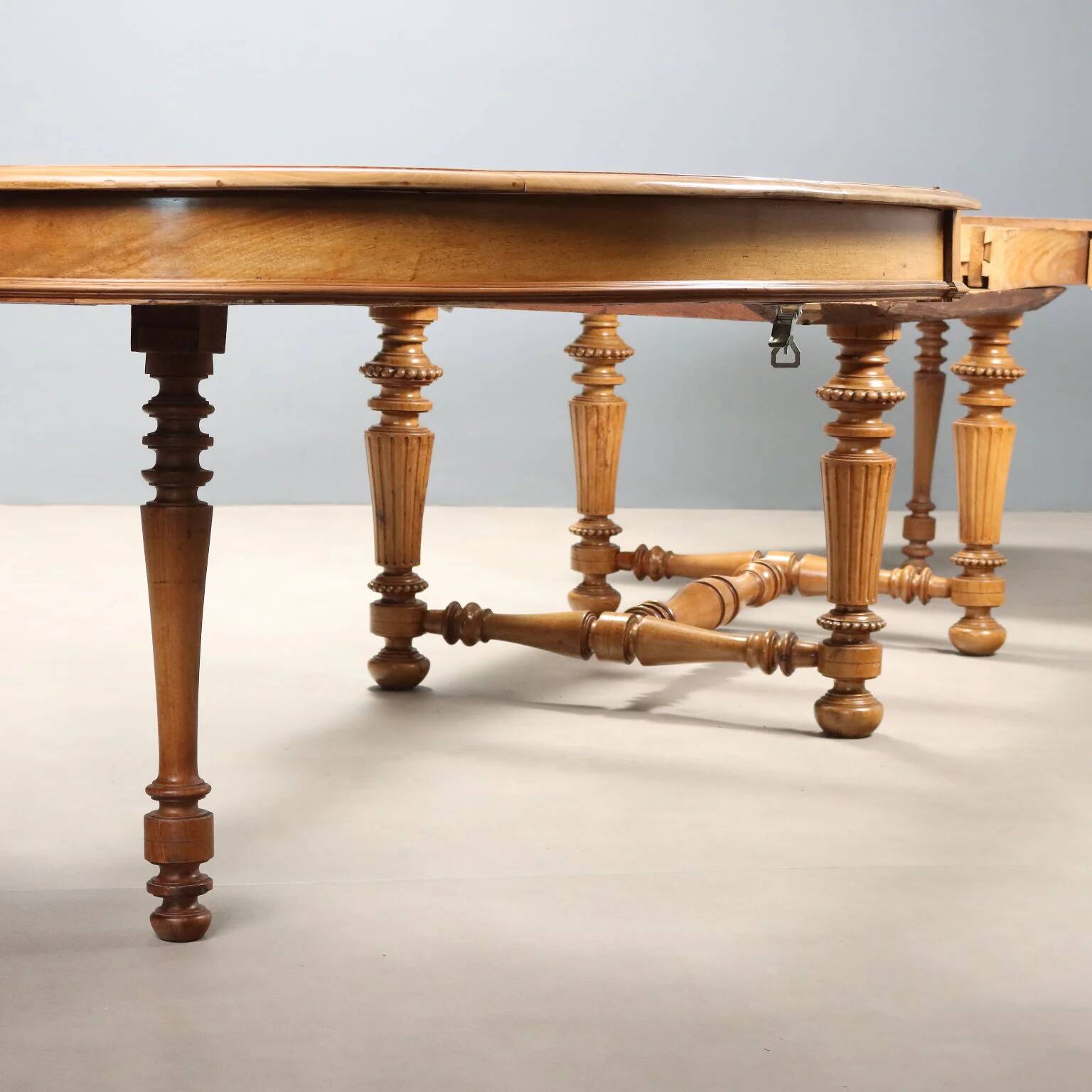 Table extensible en noyer - Italie XIXe siècle