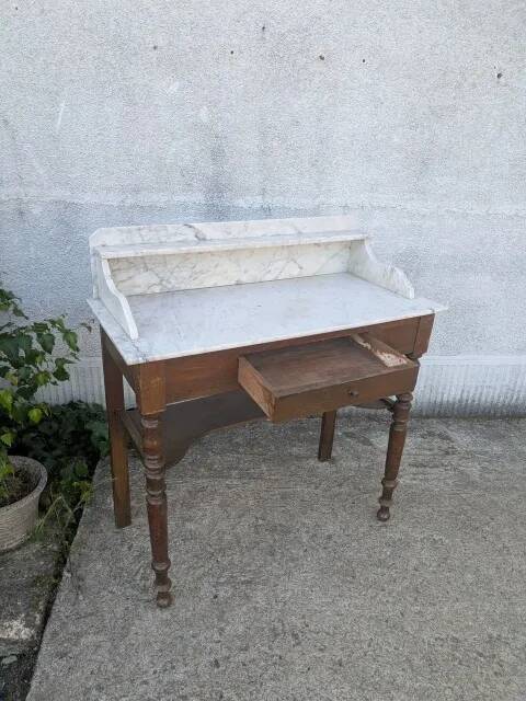 Dresser, vanity table