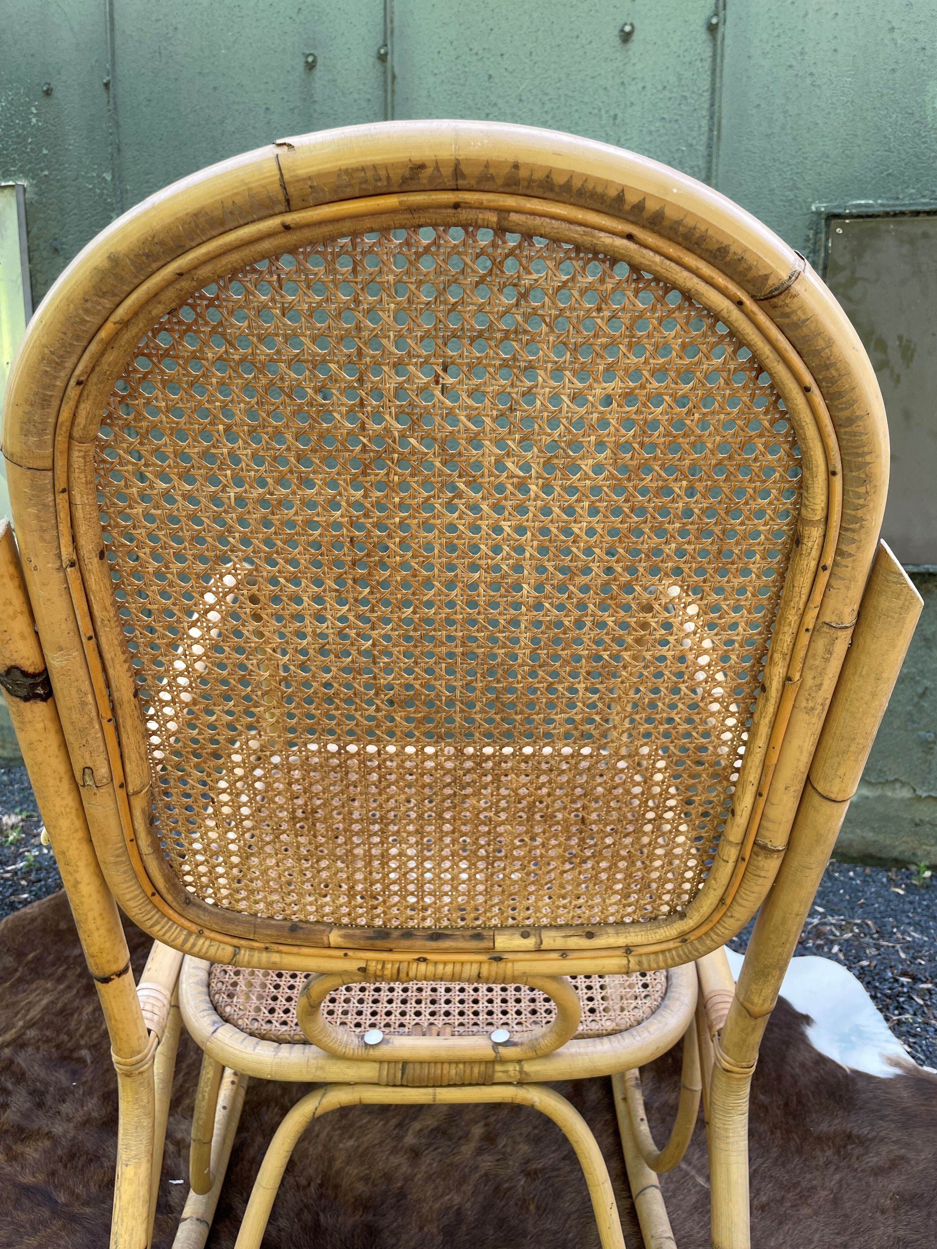 Rocking chair en cannage et rotin