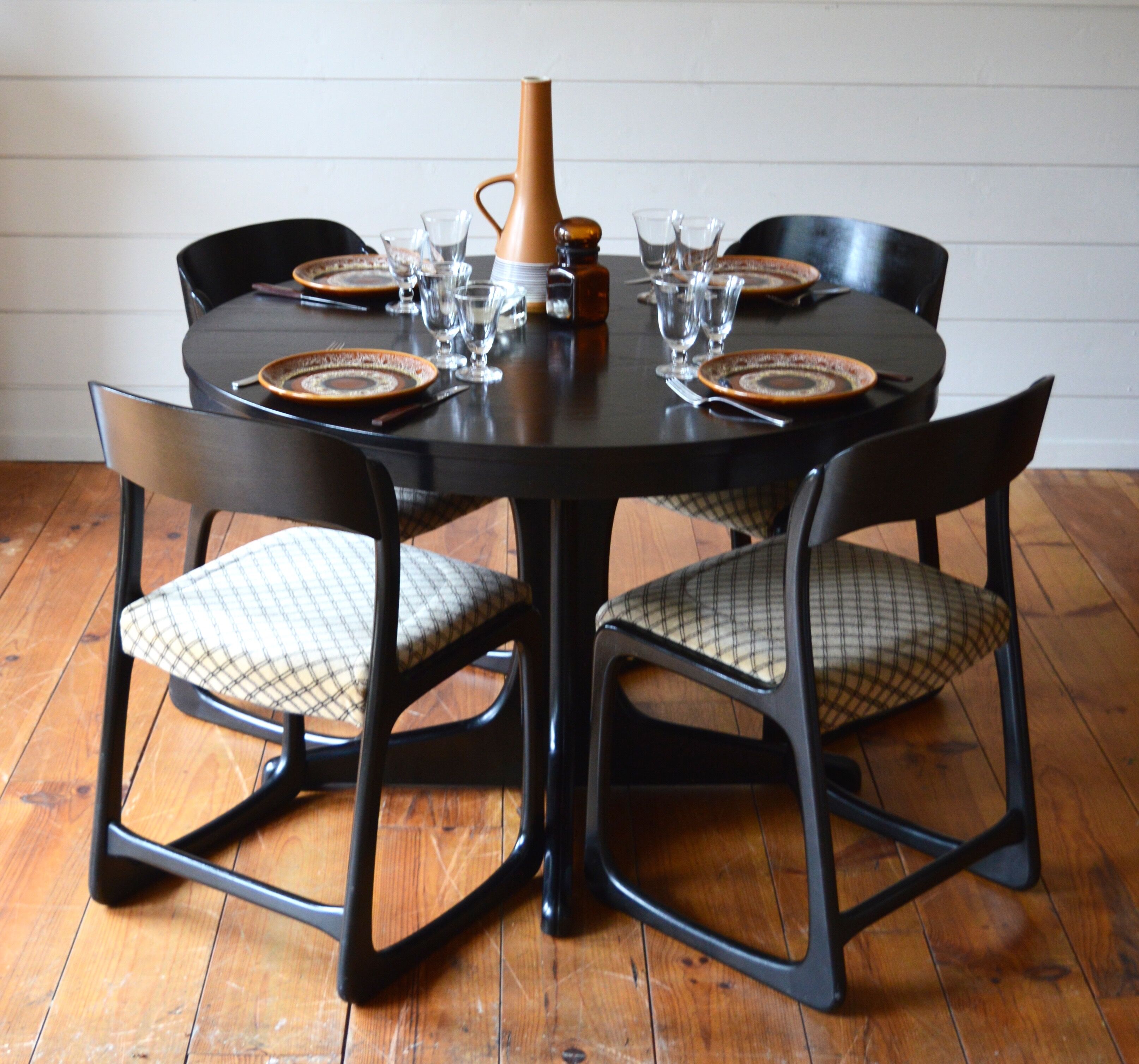 Ensemble table et chaises traîneau Baumann