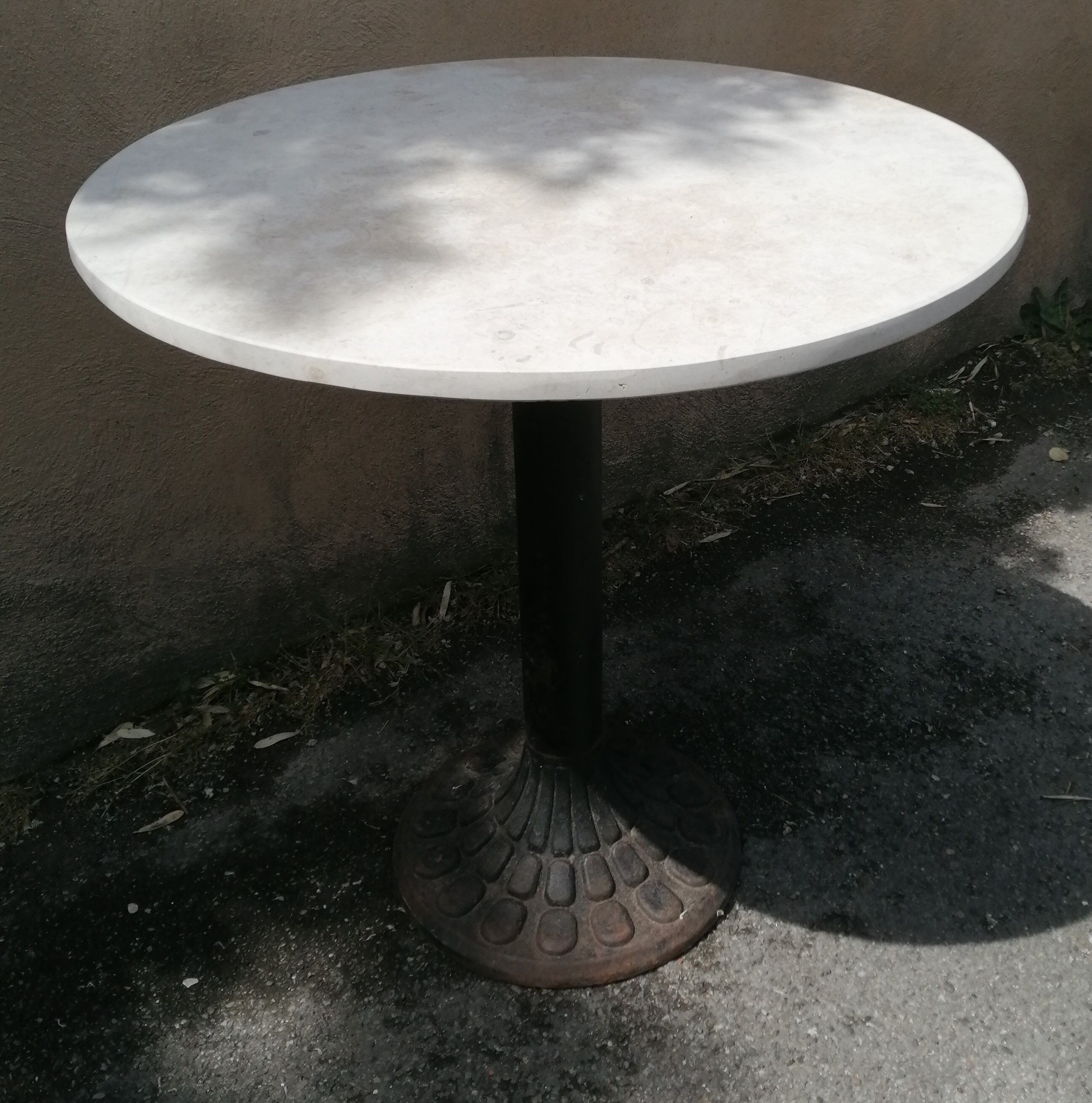 Round bistro table in stone and cast iron