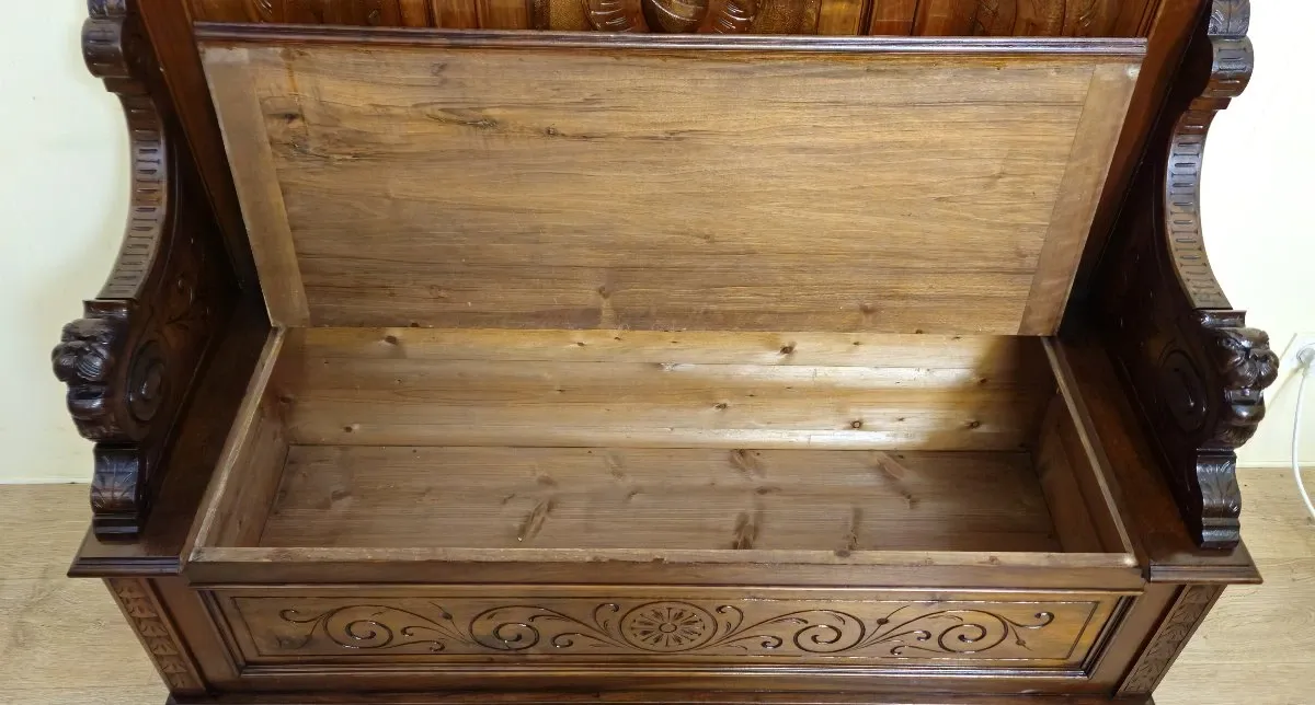 Renaissance bench chest in carved walnut – 19th century