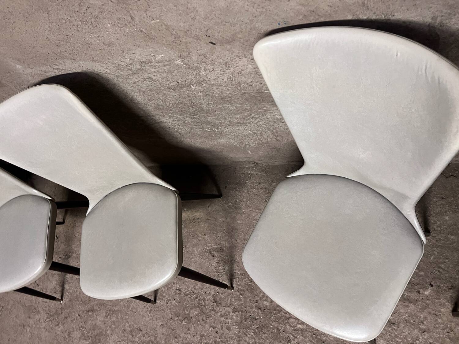 Serie de 6 chaises Baumann modèle Essor en simili cuir blanc