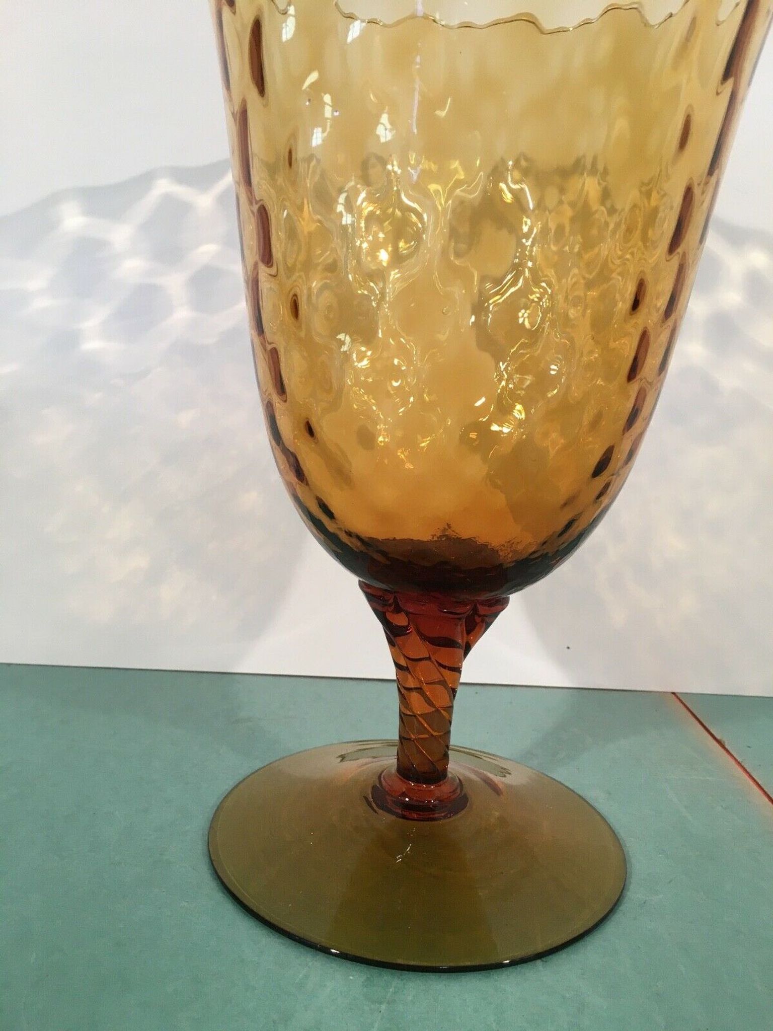 Vase cornet col mouvemente verre cathedrale prune "0158"