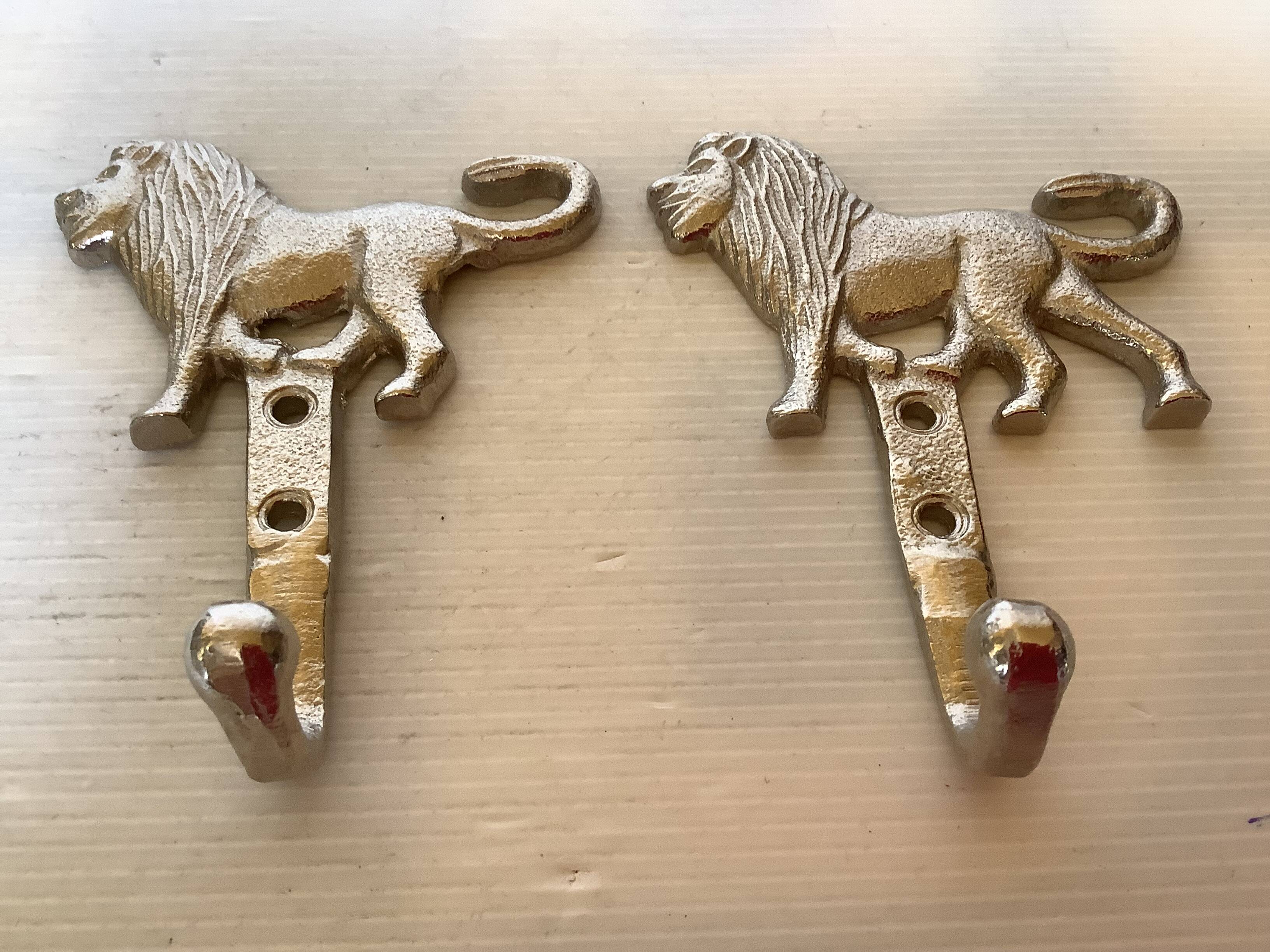 Paire de patères lions argentées