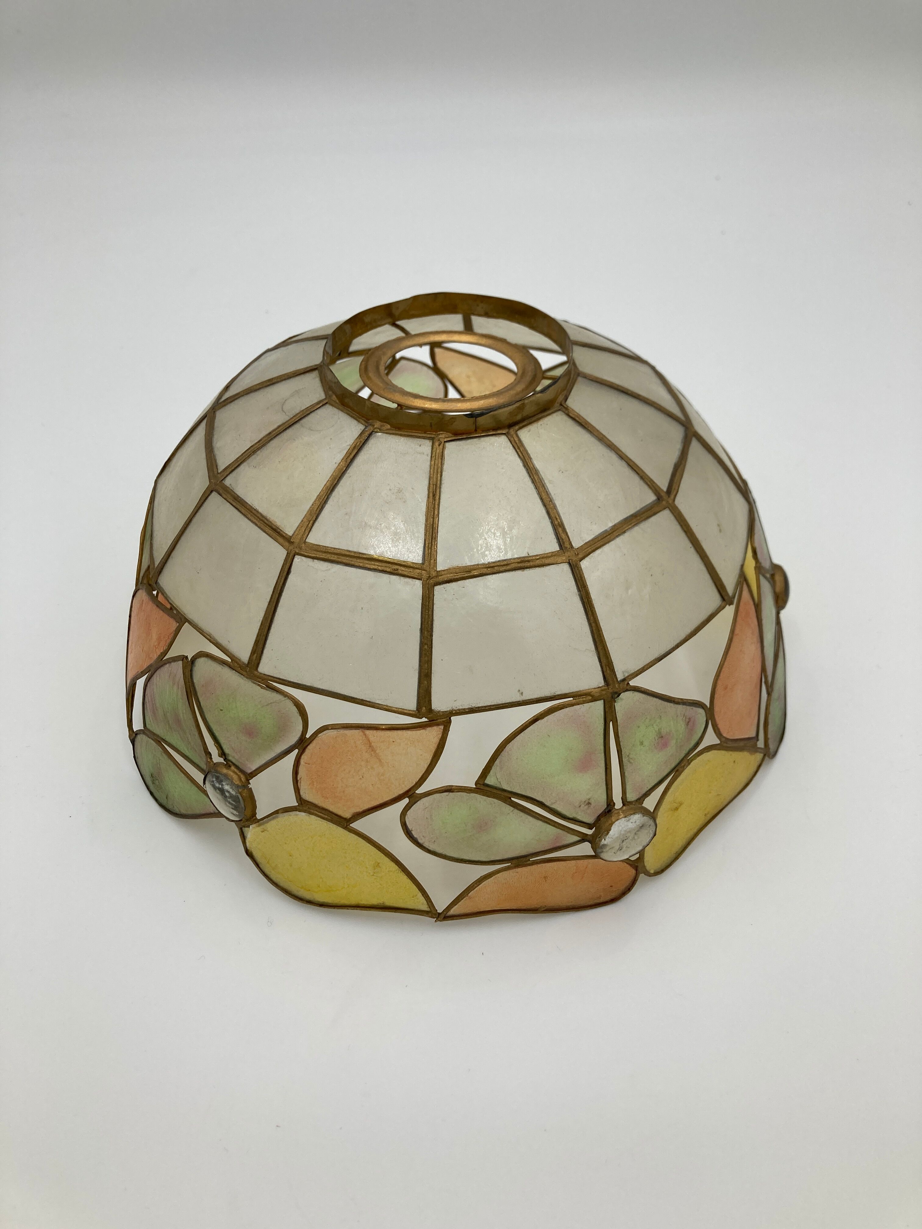 Suspension in mother-of-pearl flowers