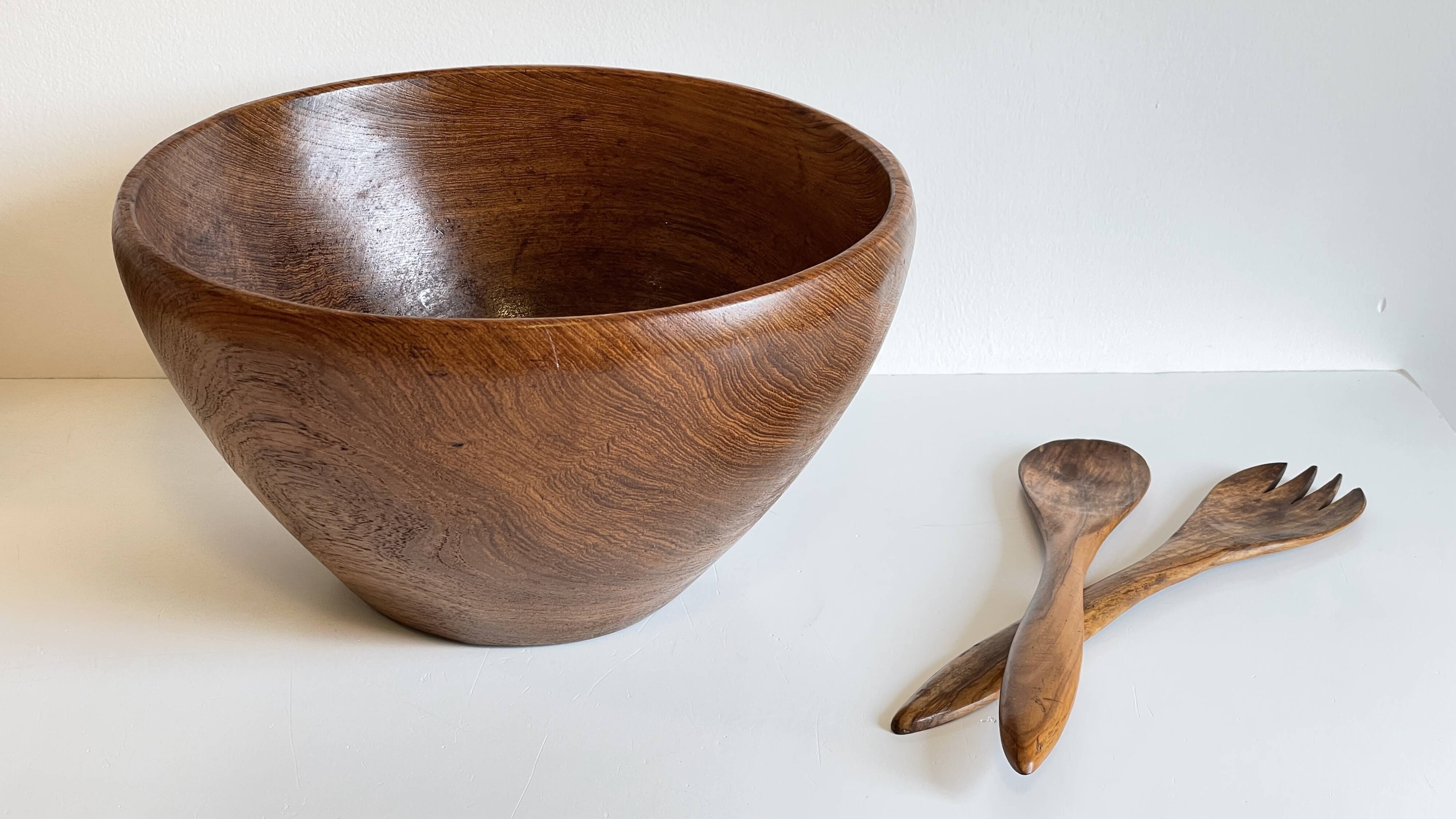 Scandinavian salad bowl in solid teak and cutlery