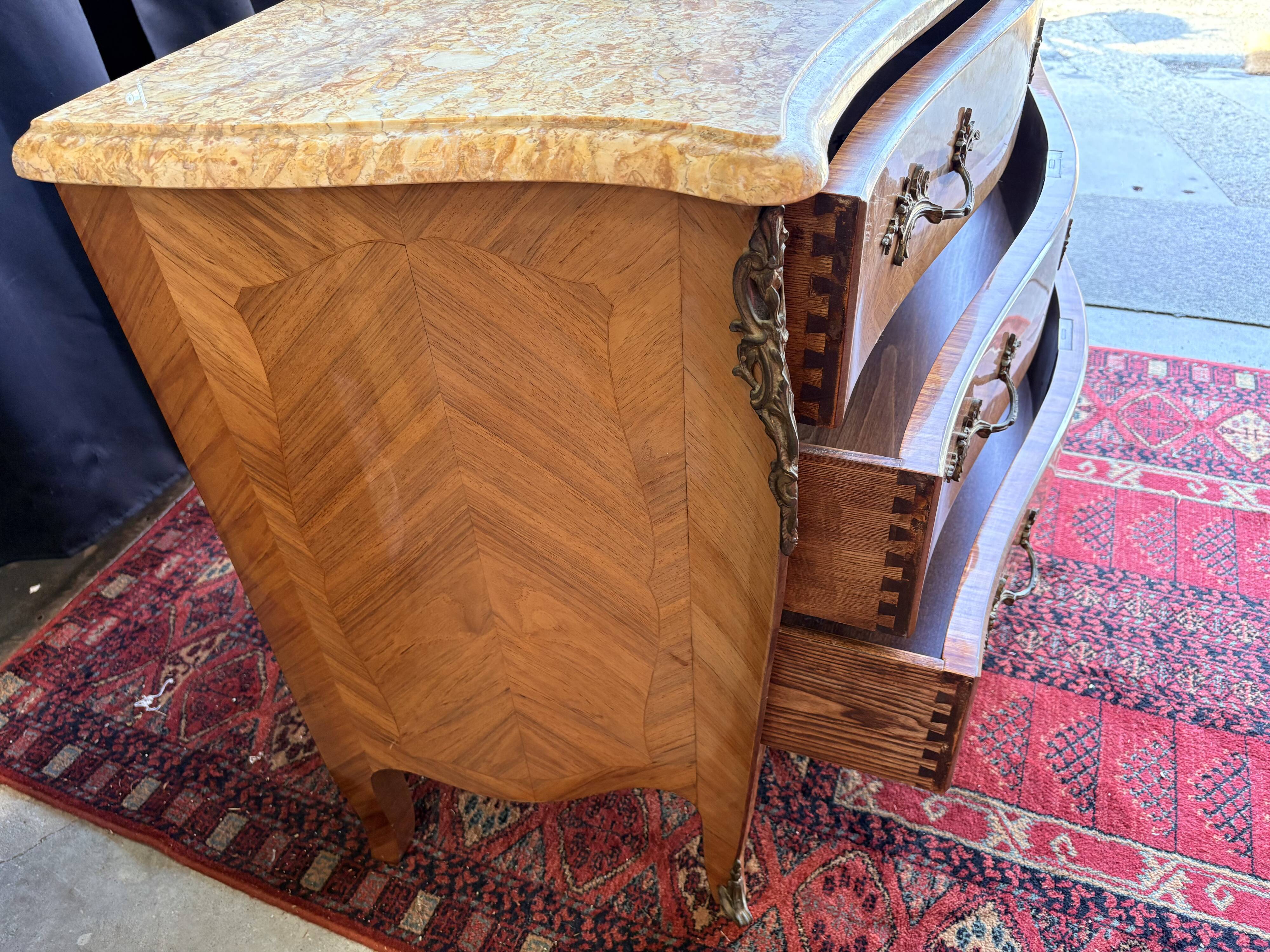 Commode galbée en marqueterie de style Louis XV, signée Marquant