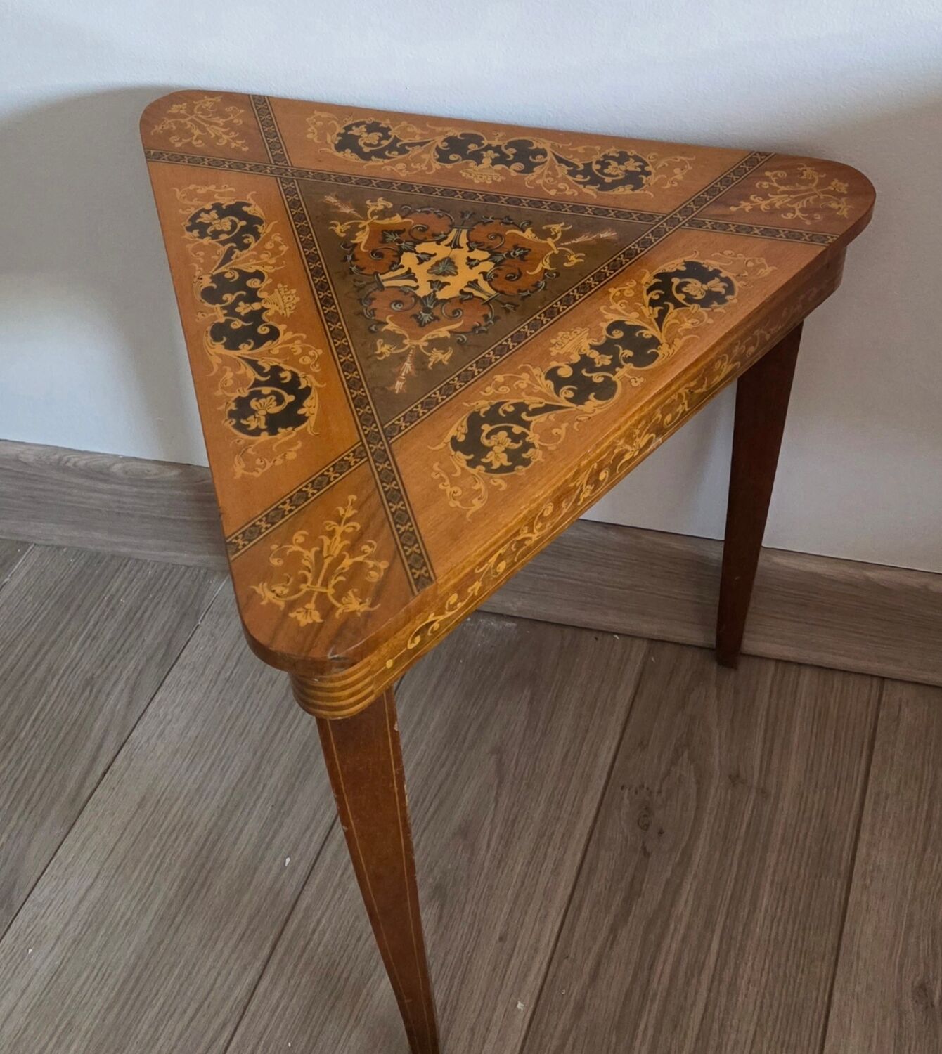 Musical table in the Sorrento style