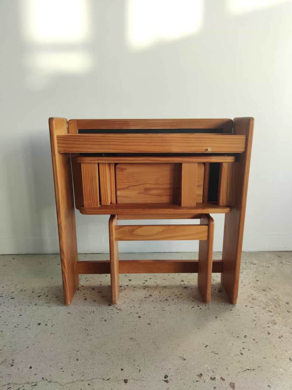 Foldable pine children's desk