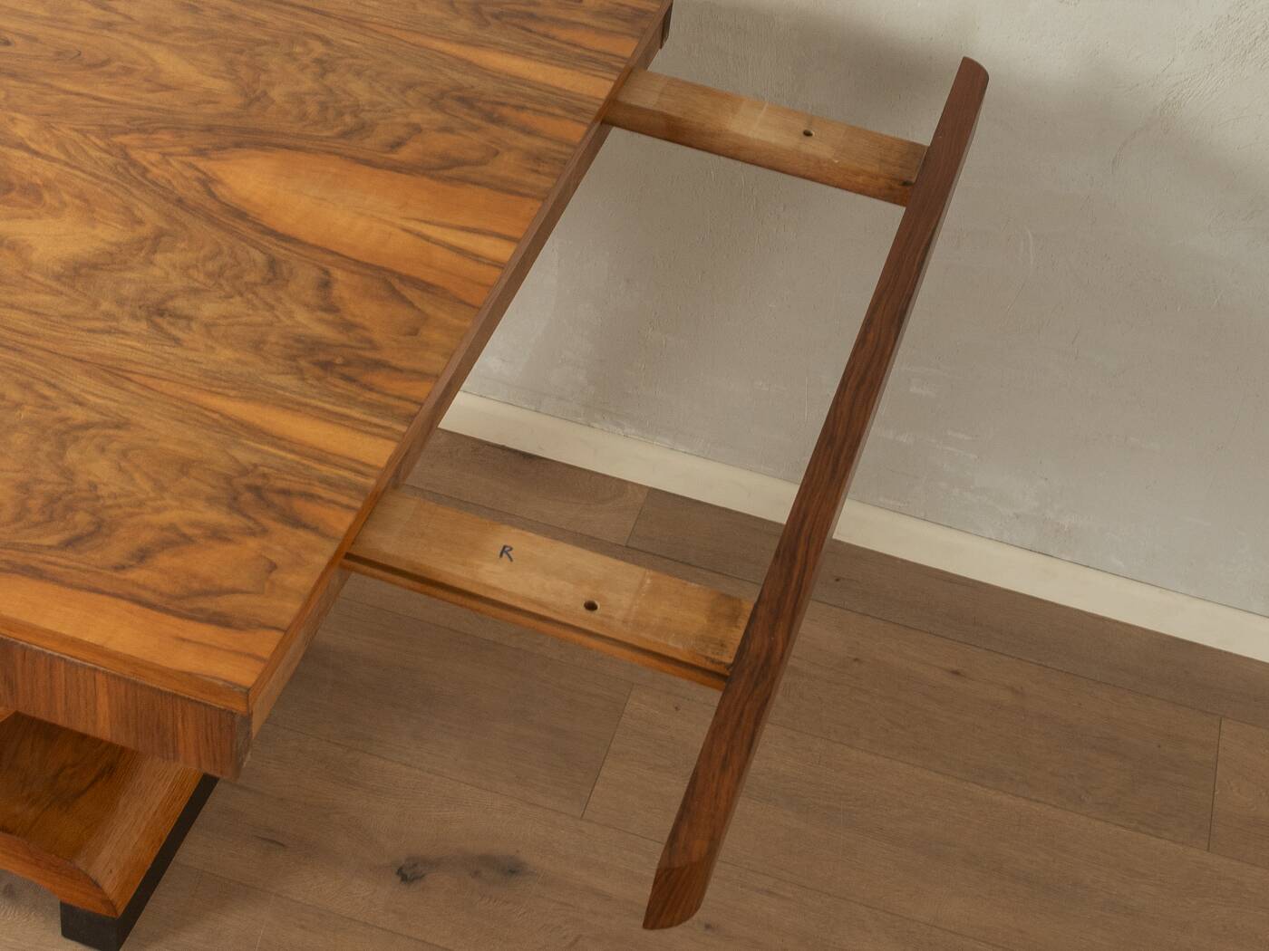 Elegant Art Deco dining table from the 1930s, walnut root veneer