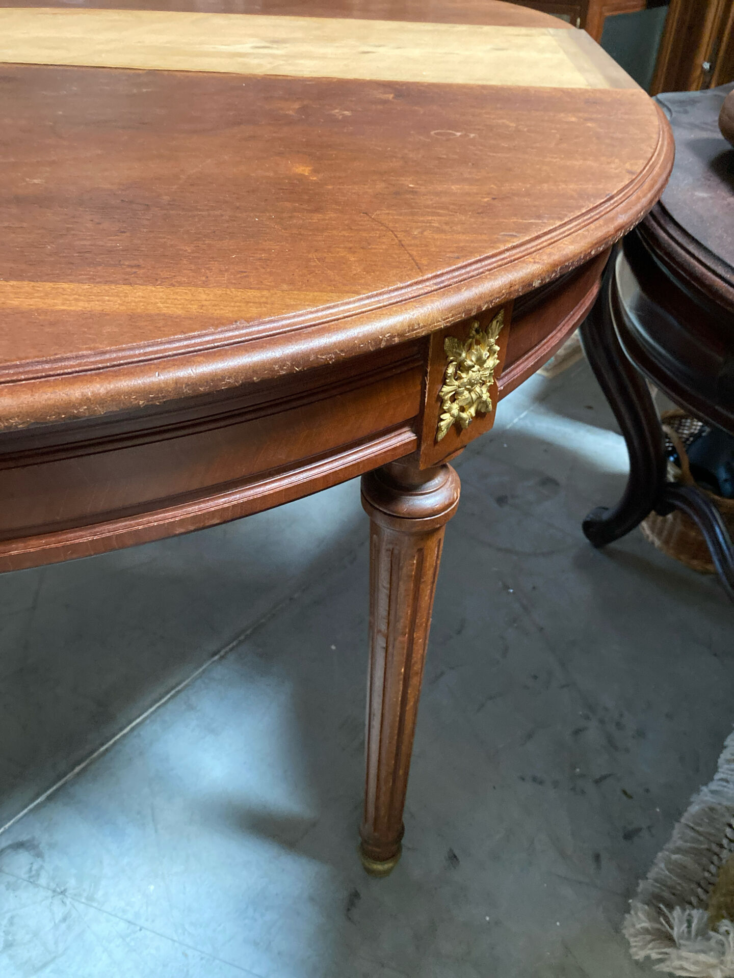 Table ovale  de style Louis XVI – Bois et Bronzes dorés