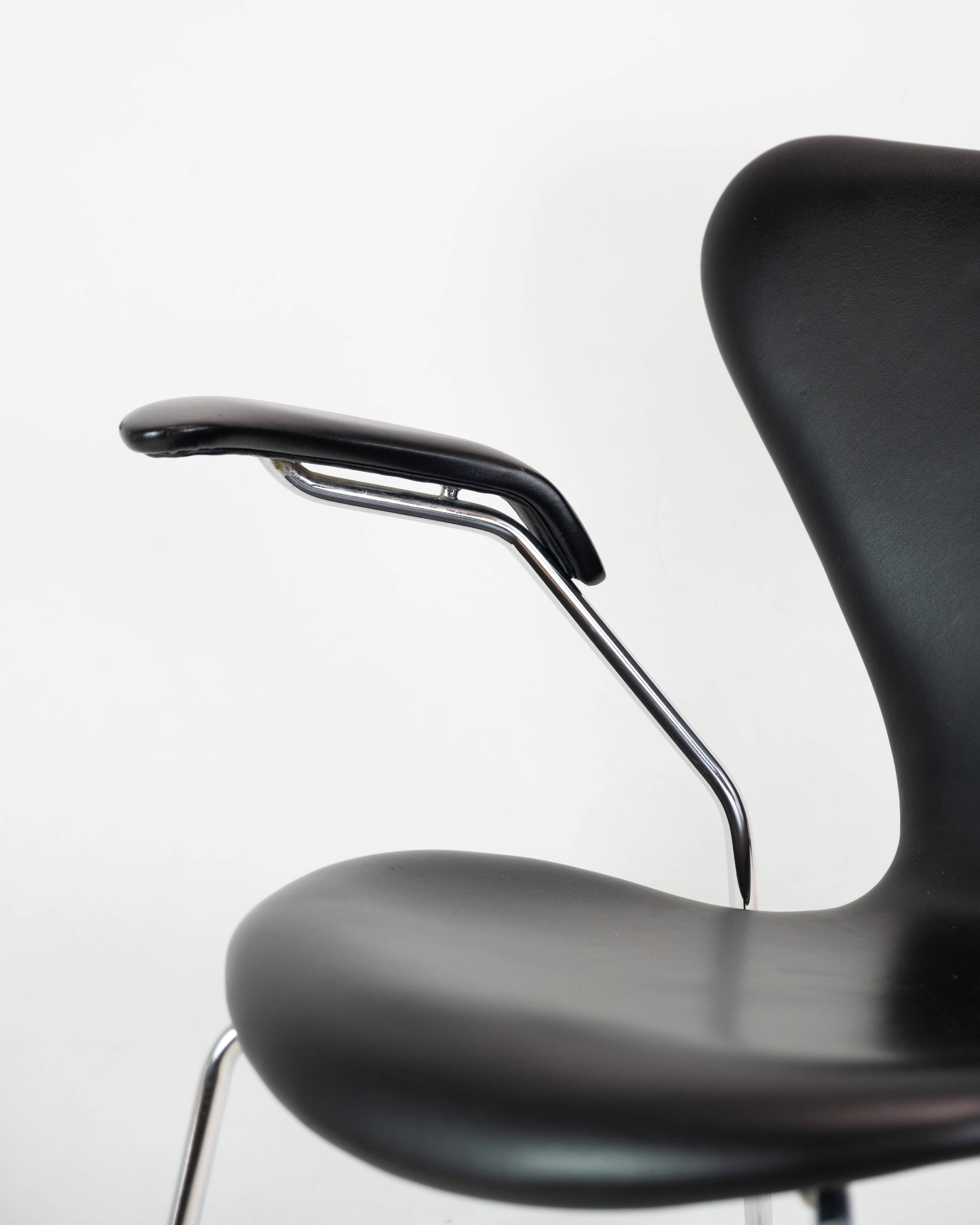 Seven Chairs With Armrests Model 3207 In Black Leather Arne Jacobsen & Fritz Hansen