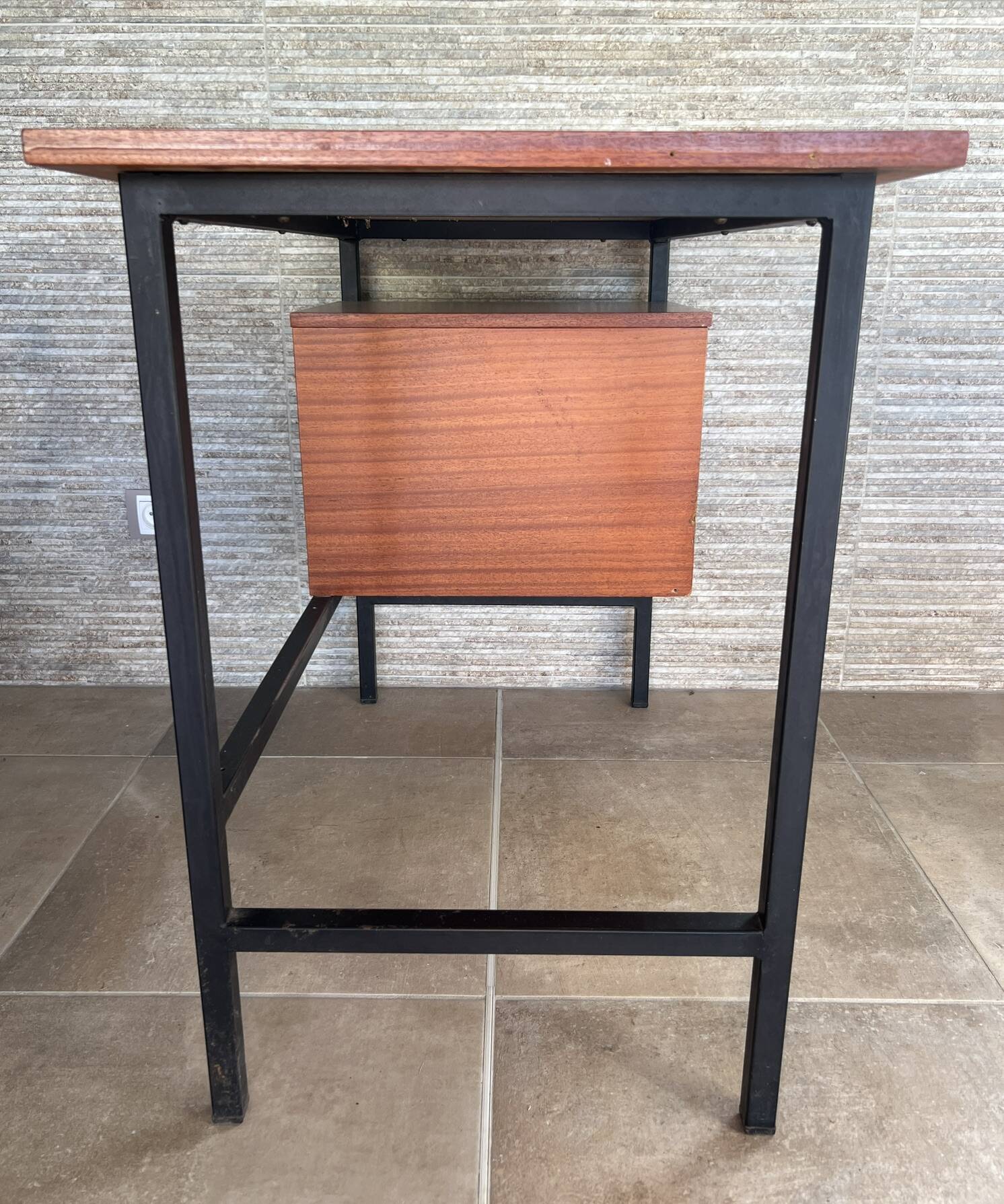 1960s modernist desk in wood and black metal, model CM172 by Paulin for Thonet.