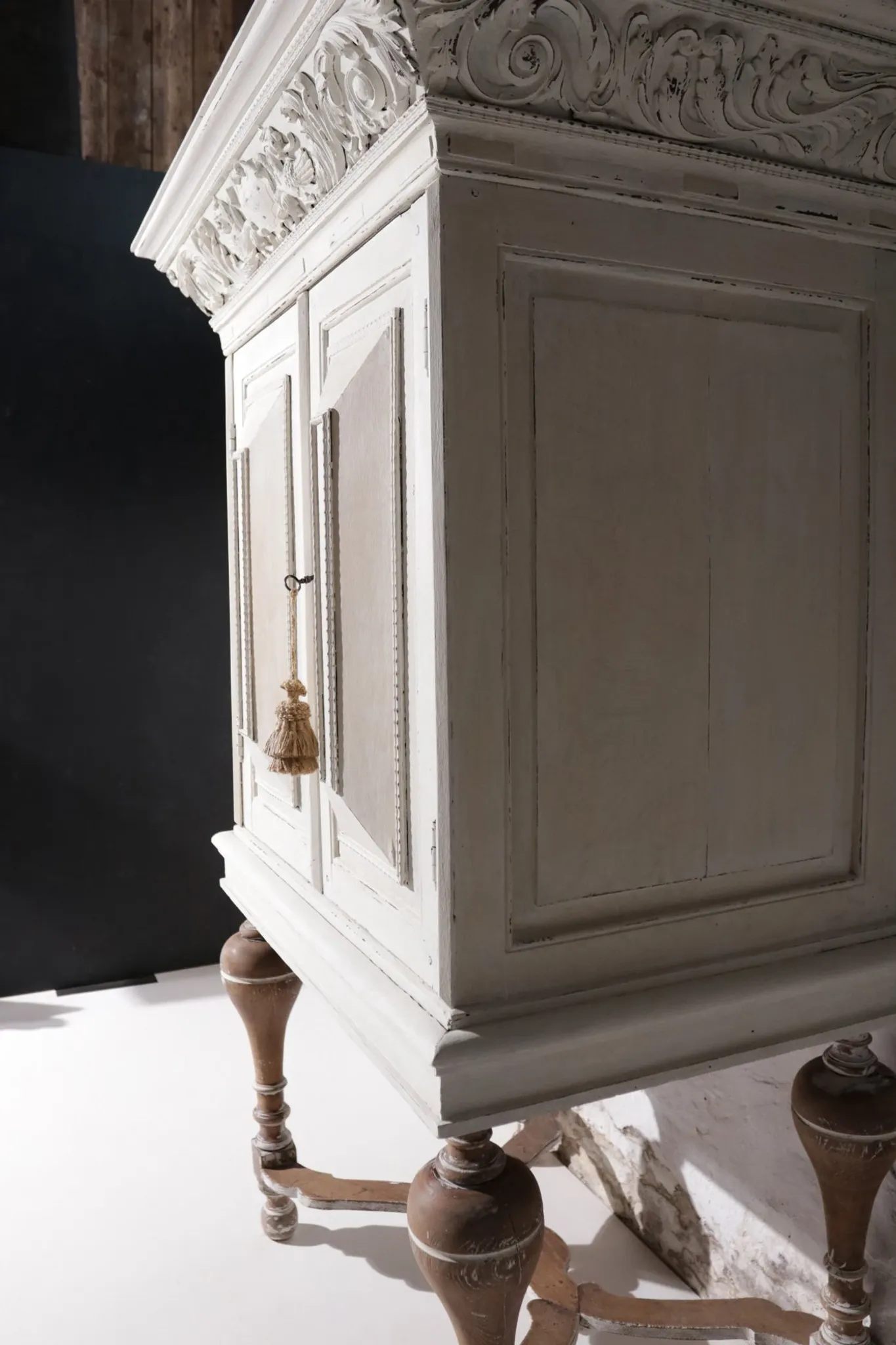 Rare small 17th century Dutch (nursery) cushion cabinet oak white painted