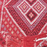 Tapis rouge à motifs berbères fait main