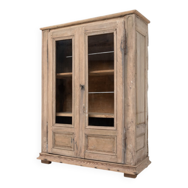 Vitrine en noyer à deux portes, 1880