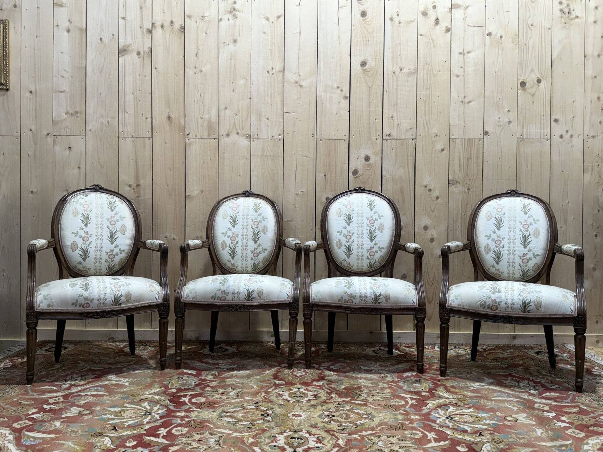 Suite de 4 fauteuils cabriolets à médaillons d'époque Louis XVI