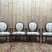 Suite de 4 fauteuils cabriolets à médaillons d'époque Louis XVI