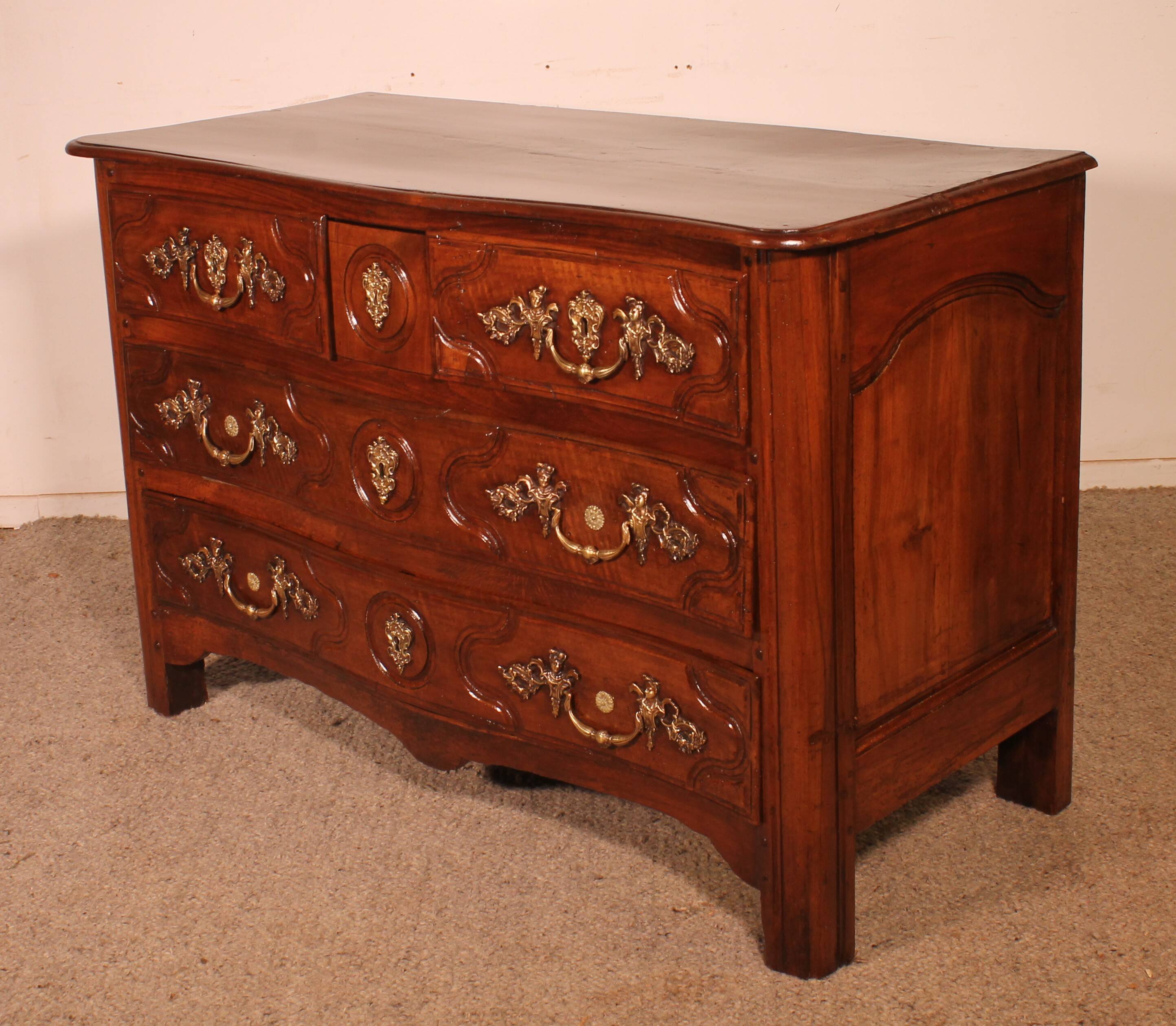 Parisian Regency Period Walnut Chest of Drawers - 18th Century