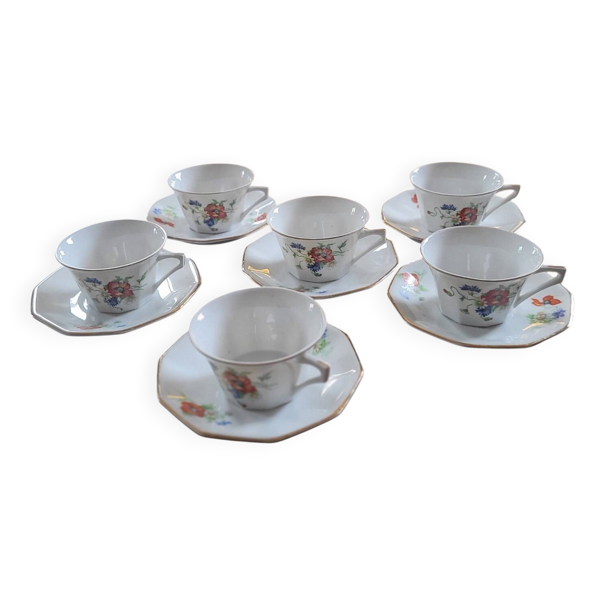 6 porcelain cups decorated with wildflowers from the 60s.