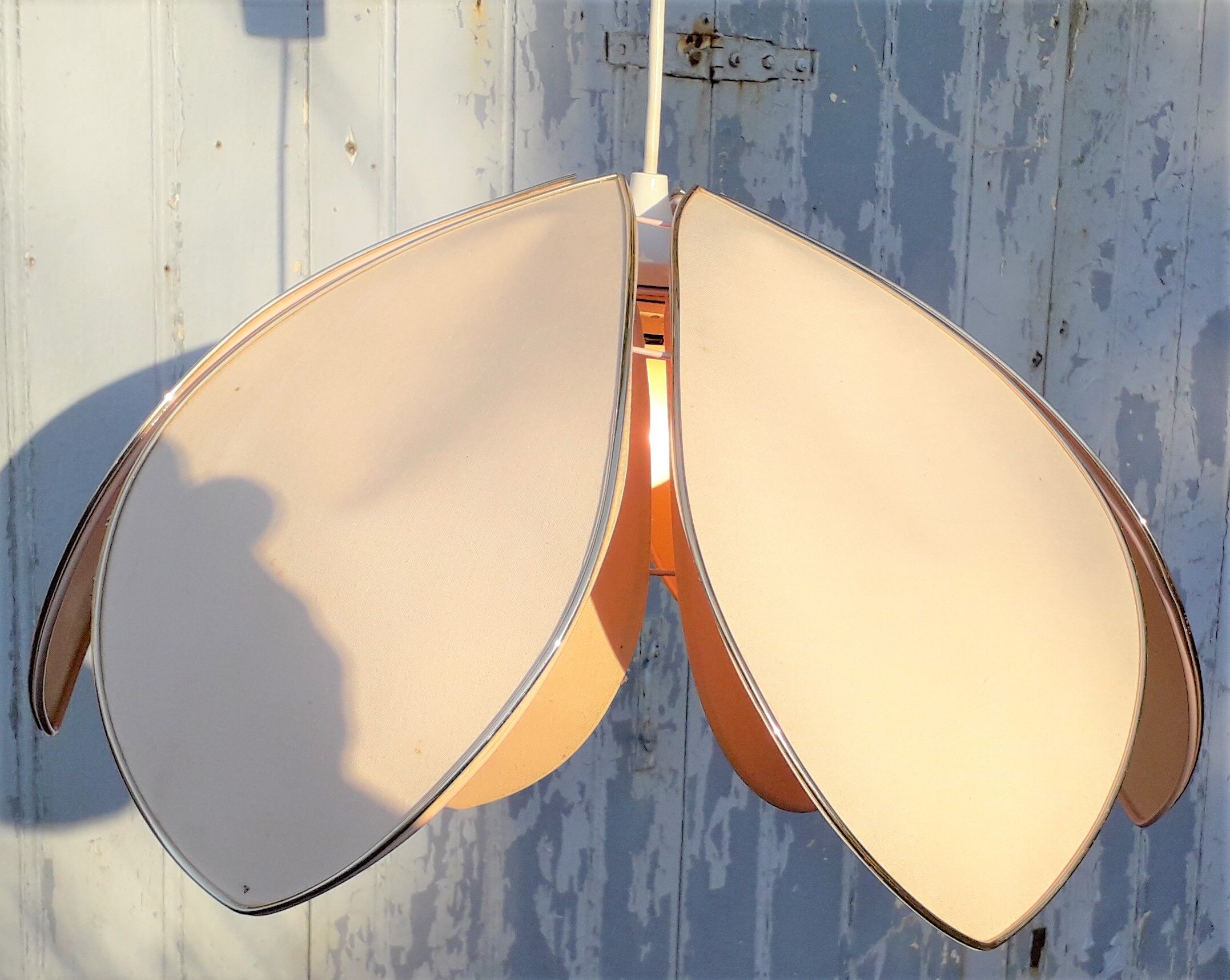 Suspension flower petals