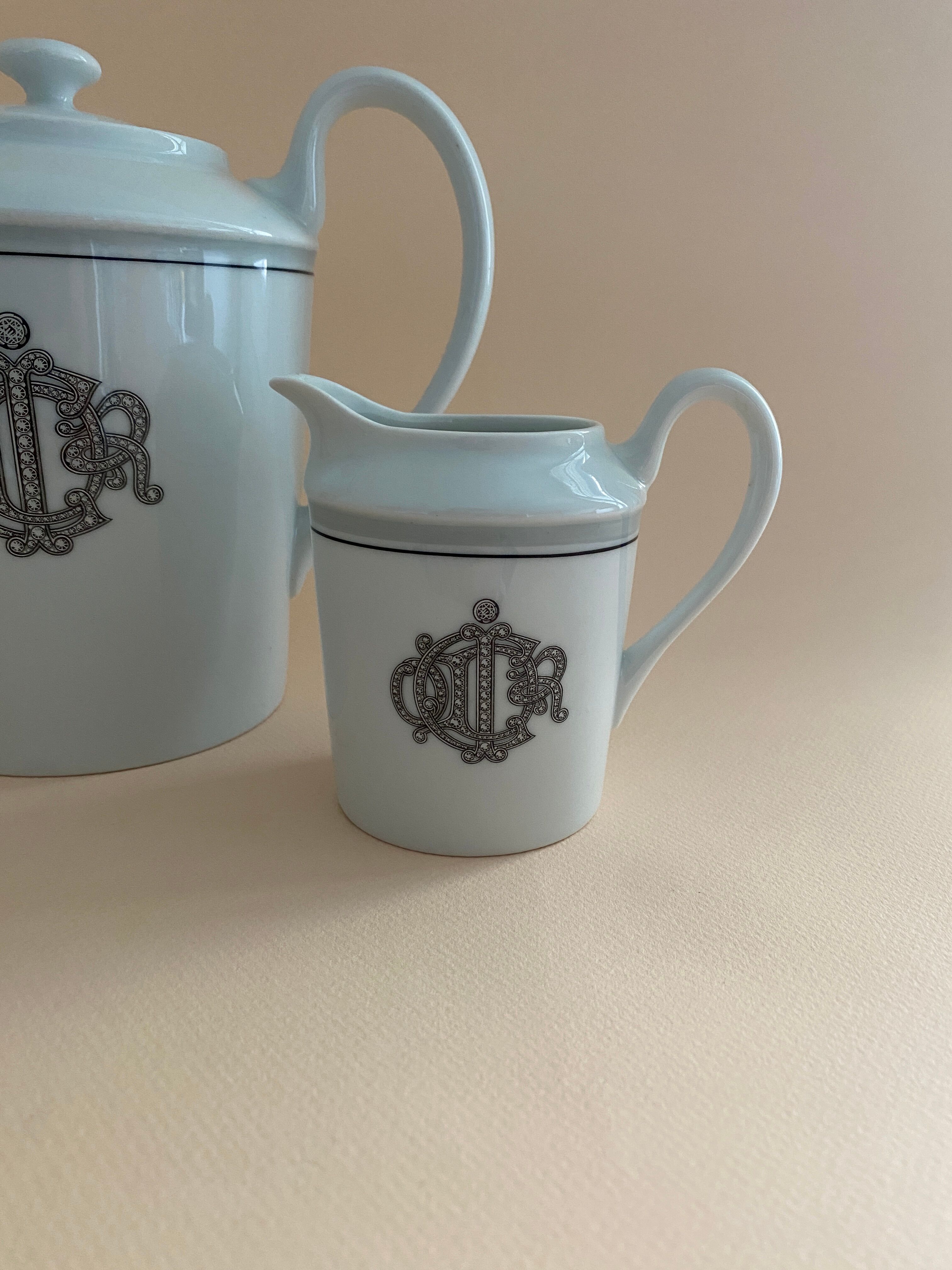 Théière et pot à lait Dior
