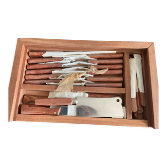 Cutlery box and meat log
