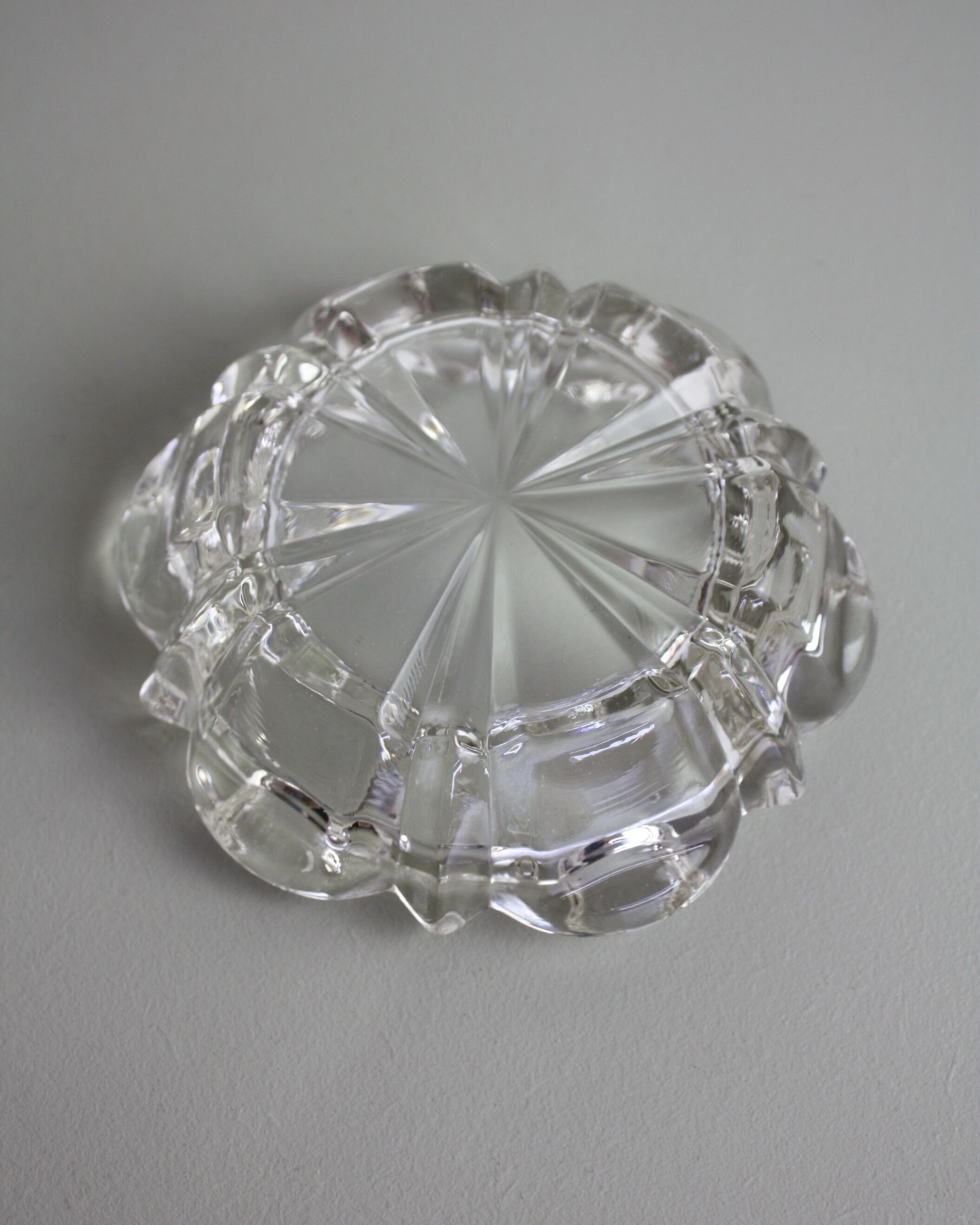 Cendrier en cristal en forme de fleur