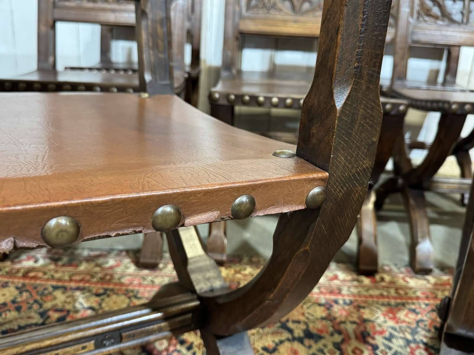 Suite de 6 chaises et 2 fauteuils en chêne et cuir à décor gothique