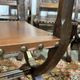 Suite de 6 chaises et 2 fauteuils en chêne et cuir à décor gothique