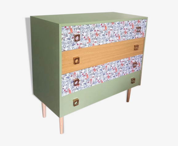 Chest of drawers with spindle feet