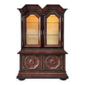 Meuble vitrine rétroéclairé de style baroque en bois, verre et velours