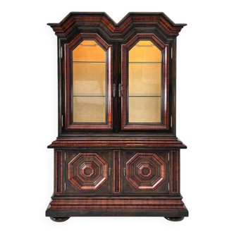 Meuble vitrine rétroéclairé de style baroque en bois, verre et velours