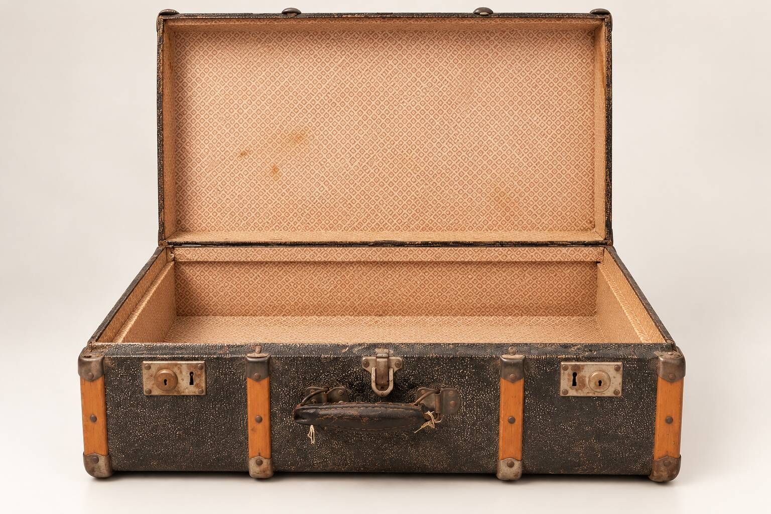 Vintage travel trunk – Wood, textured canvas and metal fittings