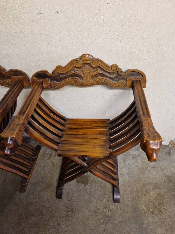 Pair of curule chairs known as Savonarole chairs - In carved wood