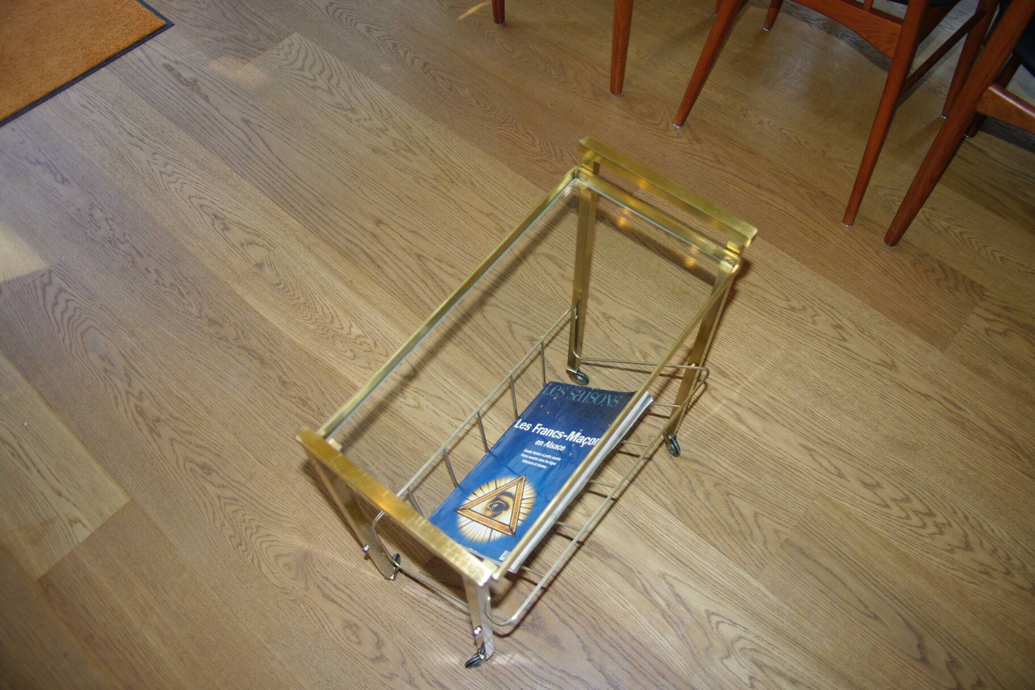 Table d'appoint vintage avec porte revue en laiton et verre