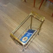 Table d'appoint vintage avec porte revue en laiton et verre