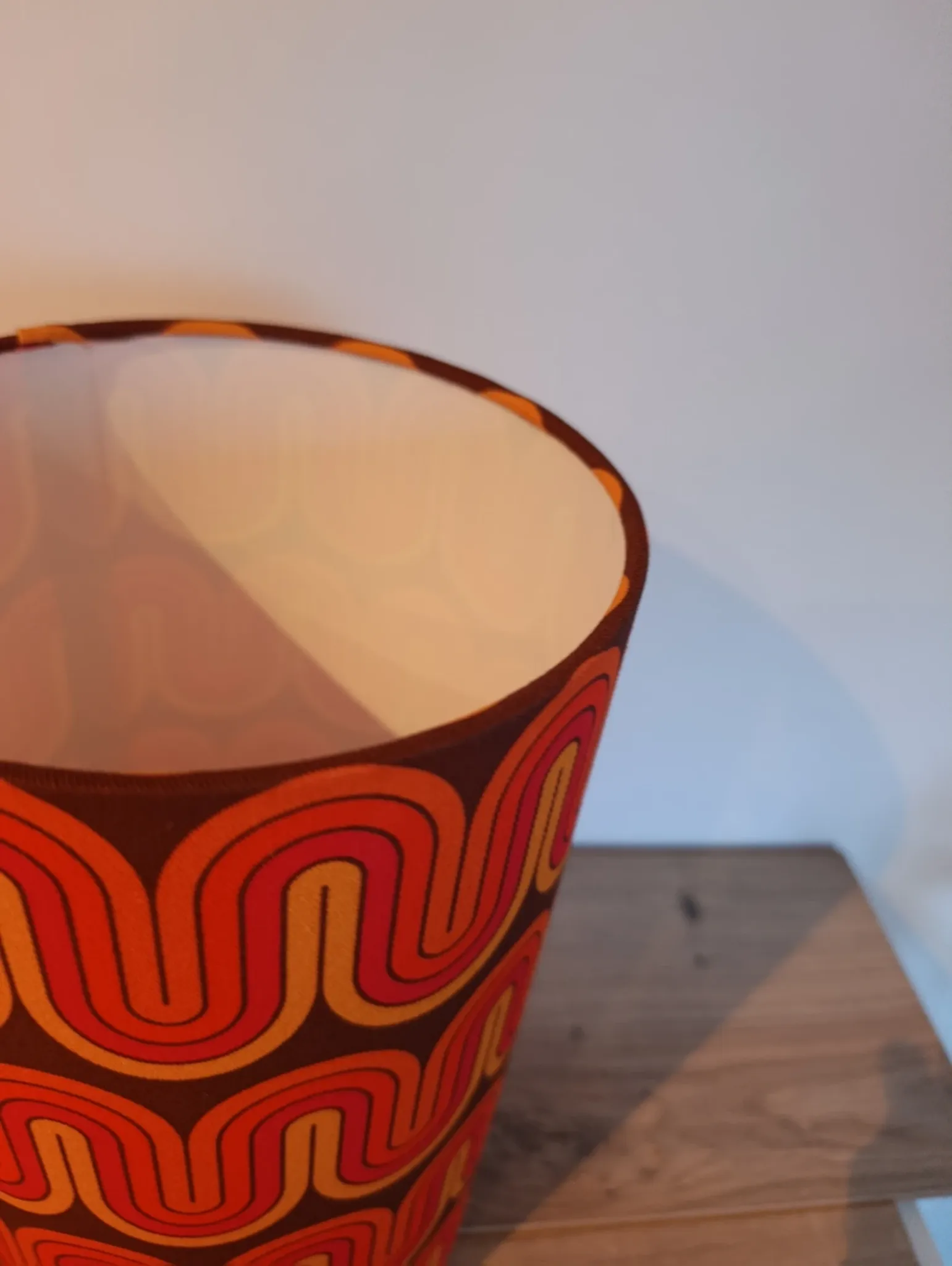Lampe tube imprimé vagues psychédéliques esprit seventies