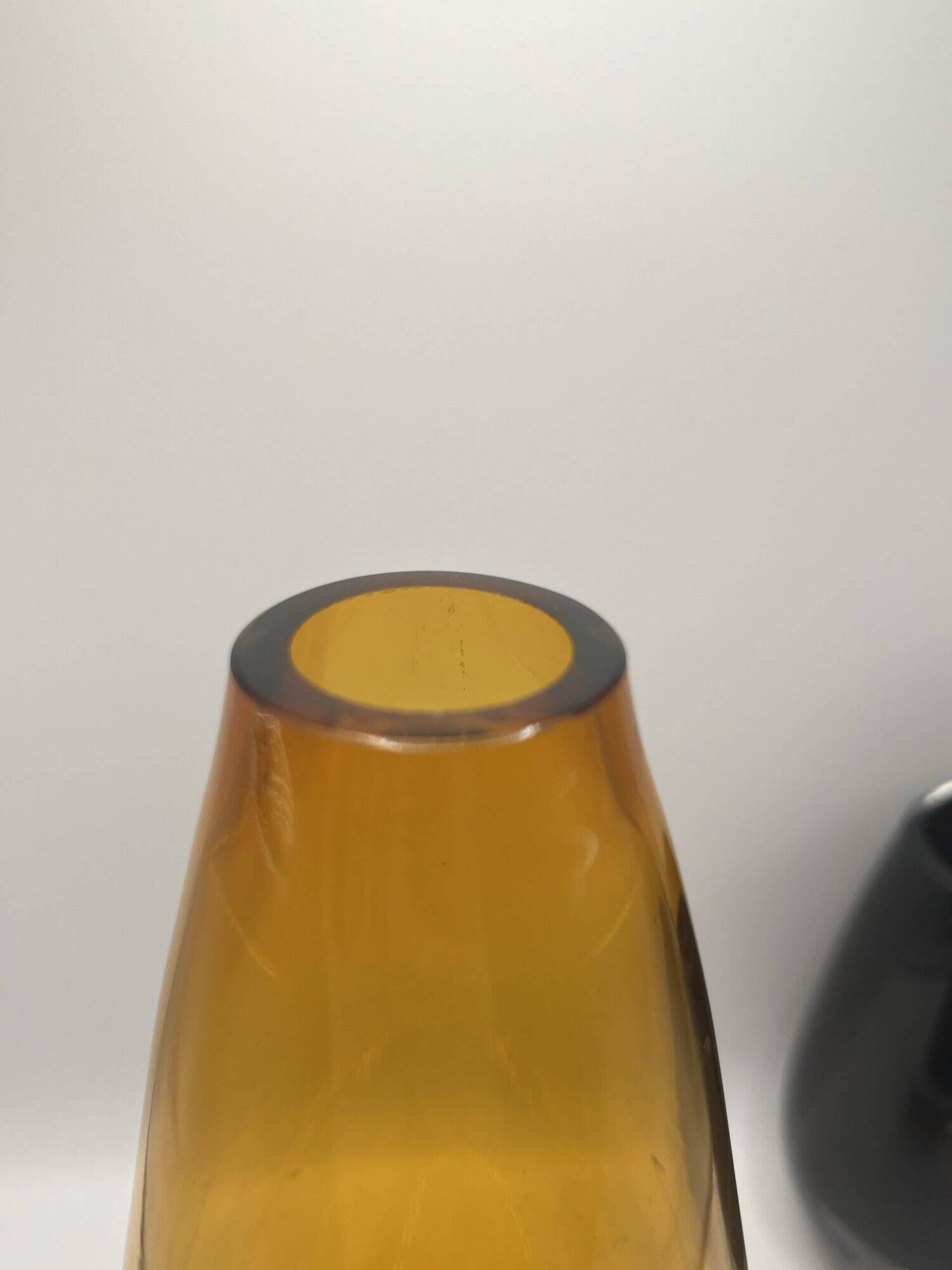 Vase scandinave ovoïde en verre ambré vers 1960