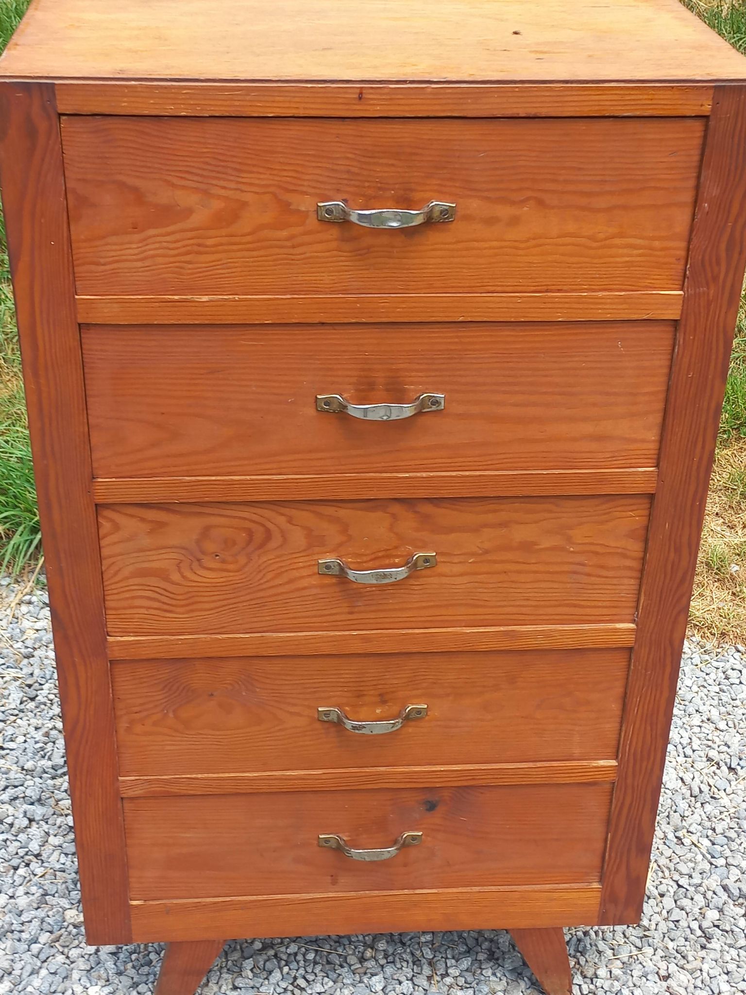 Vintage 1950s chest of drawers with tapered legs and 5 drawers.