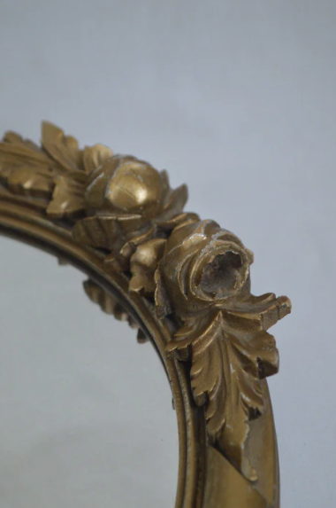 Oval mirror in gilded wood