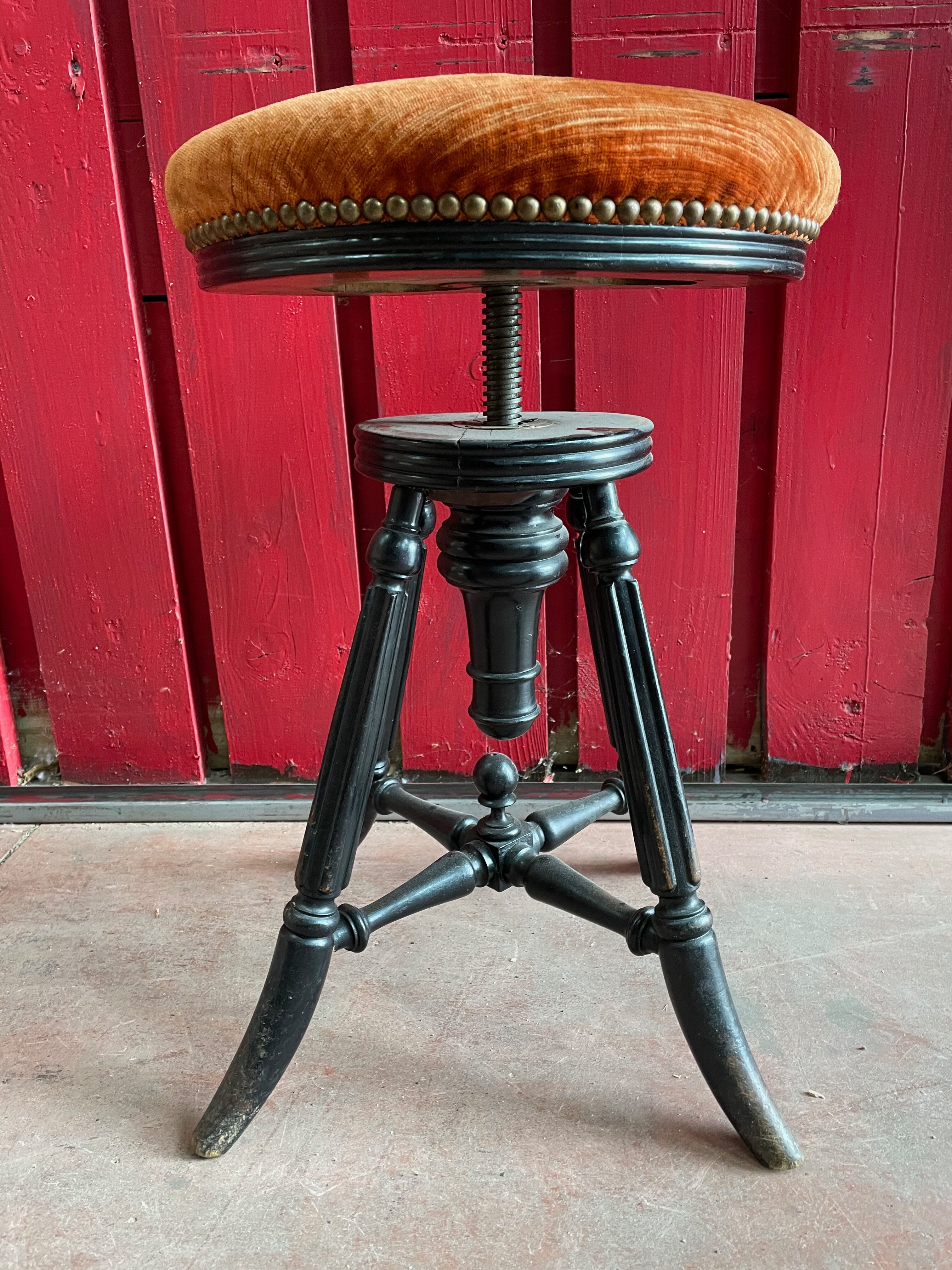 Tabouret de piano napoléon en bois noirci et assise en velours orangé en excellent état