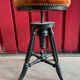 Tabouret de piano napoléon en bois noirci et assise en velours orangé en excellent état