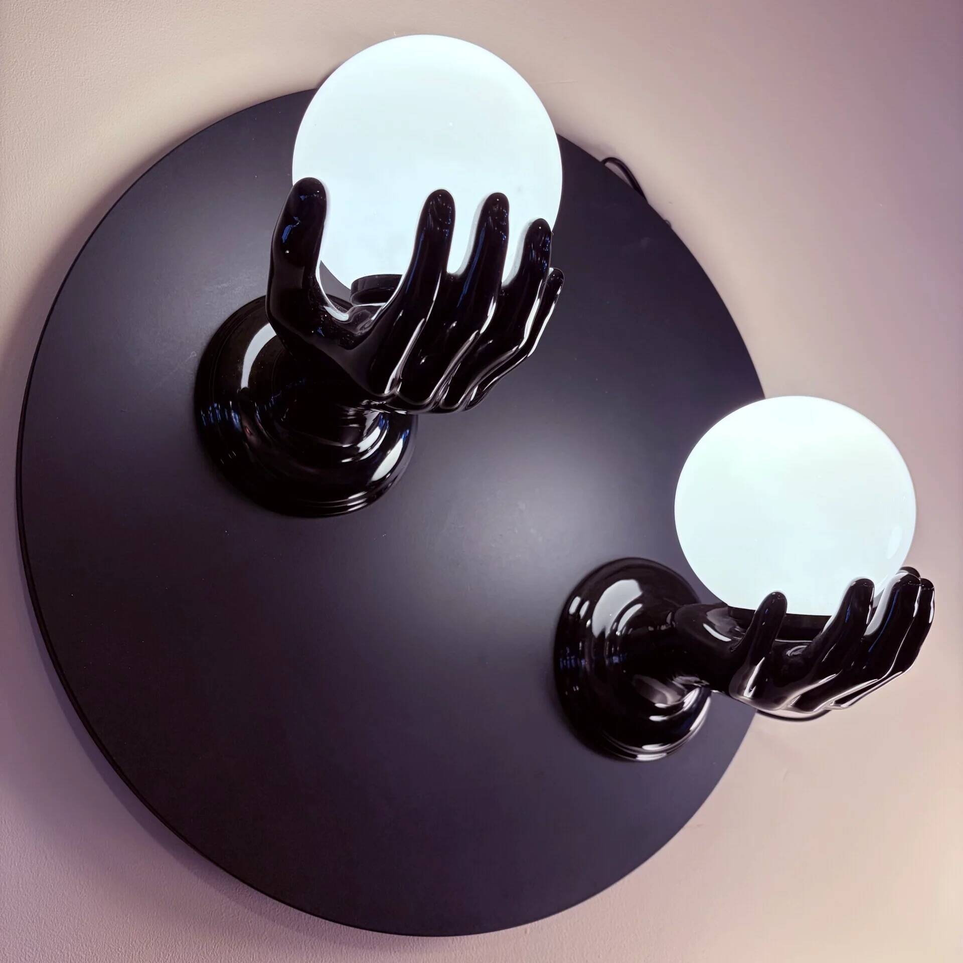 Ensemble de lampes murales en céramique noire, globes opalins, années 1980, Italie