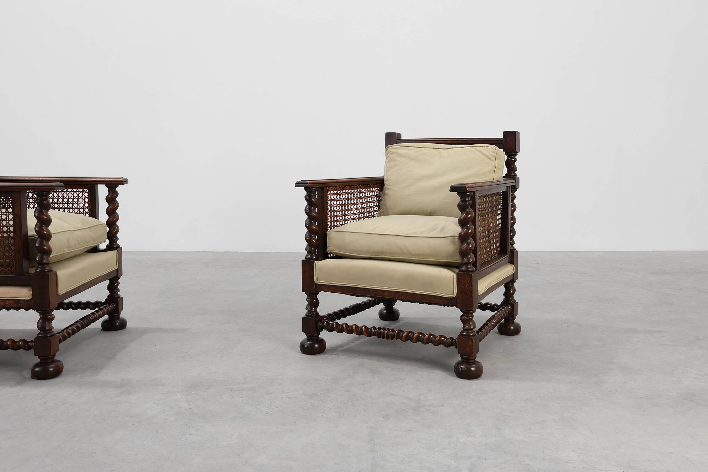 Paire de fauteuils en chêne anglais antique et en rotin avec des détails torsadés, Royaume-Uni c