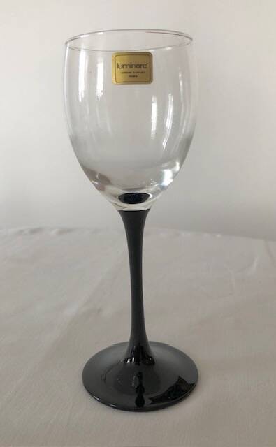 Set of 8 Luminarc stemmed glasses