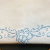 Drap brodé à décor floral bleu