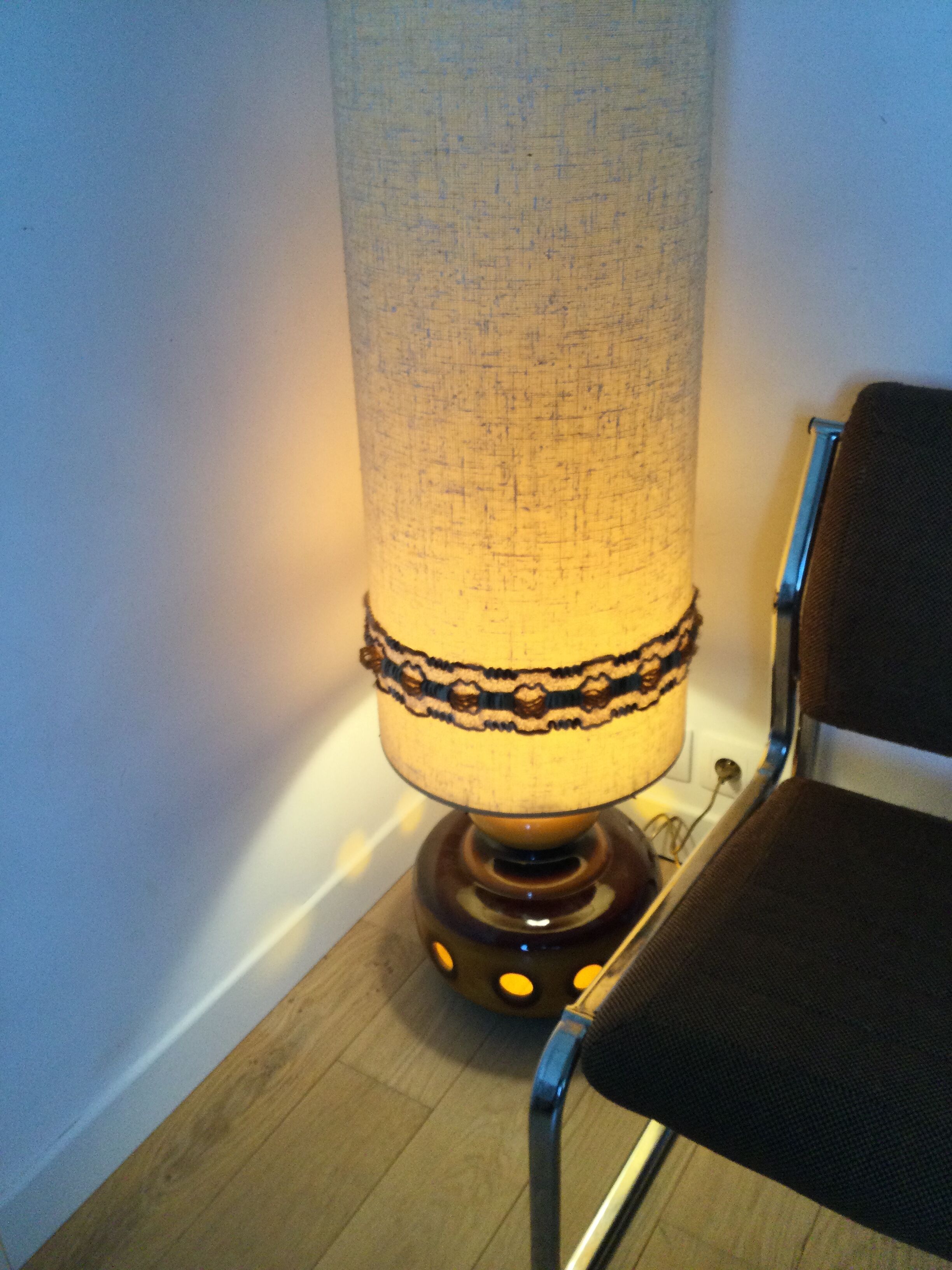 Vintage ceramic foot lamp to lay