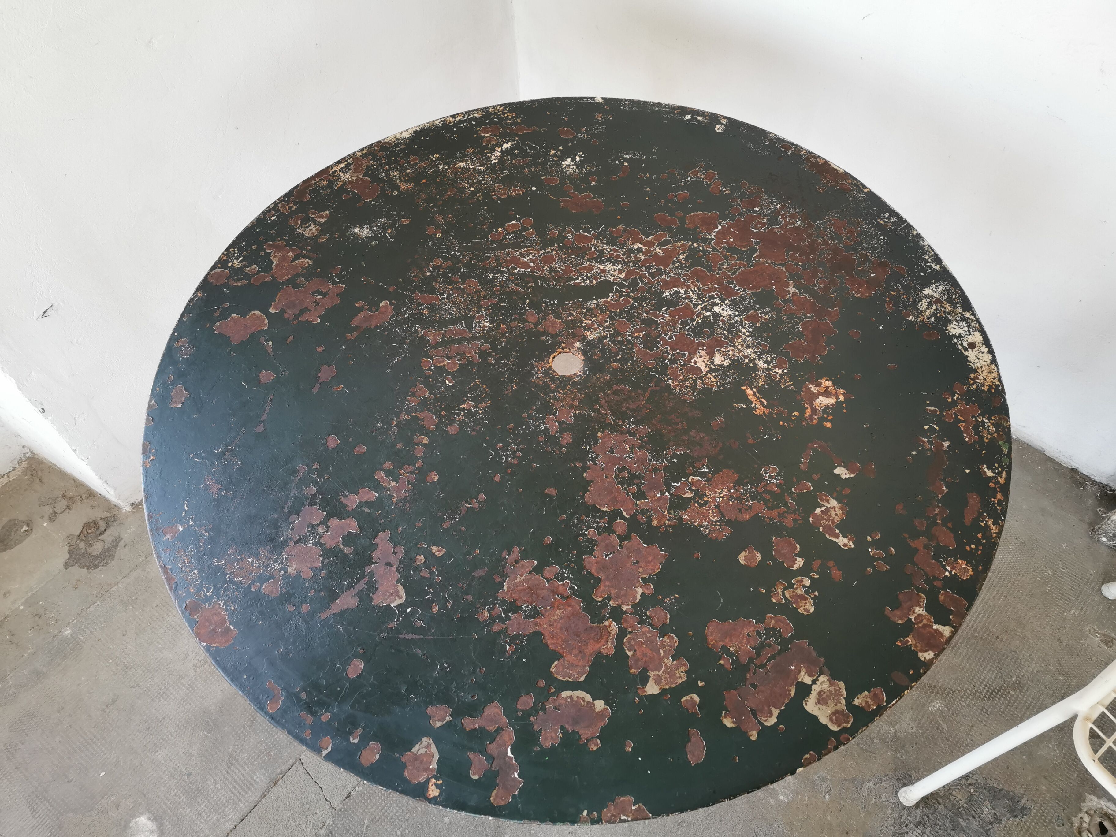 Round garden table cast iron and metal